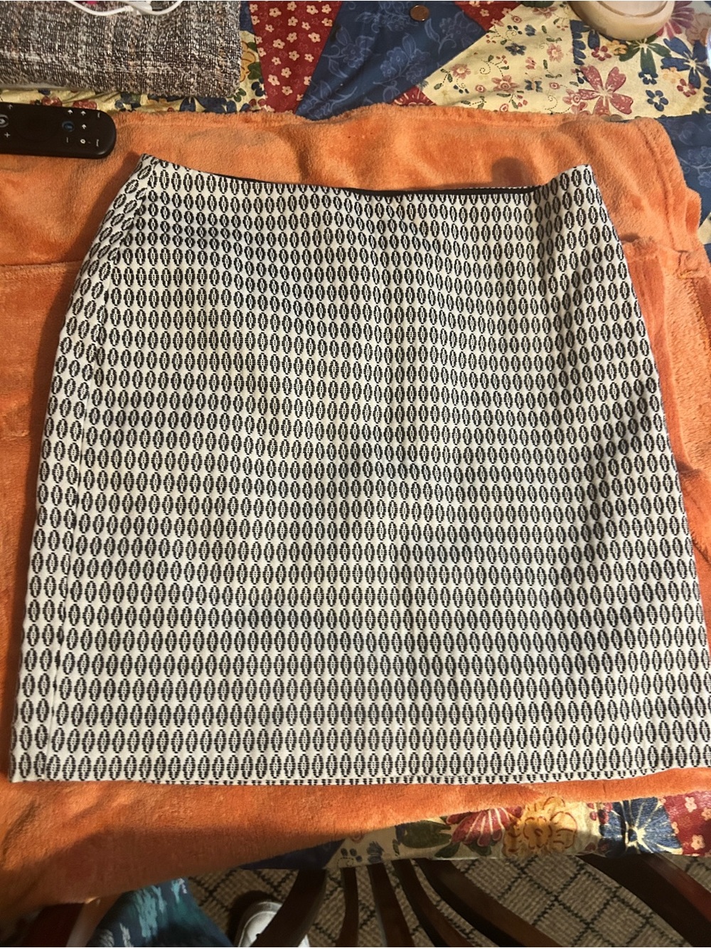 Ann Taylor Black and White Oval-Pattern Pencil Skirt 070726